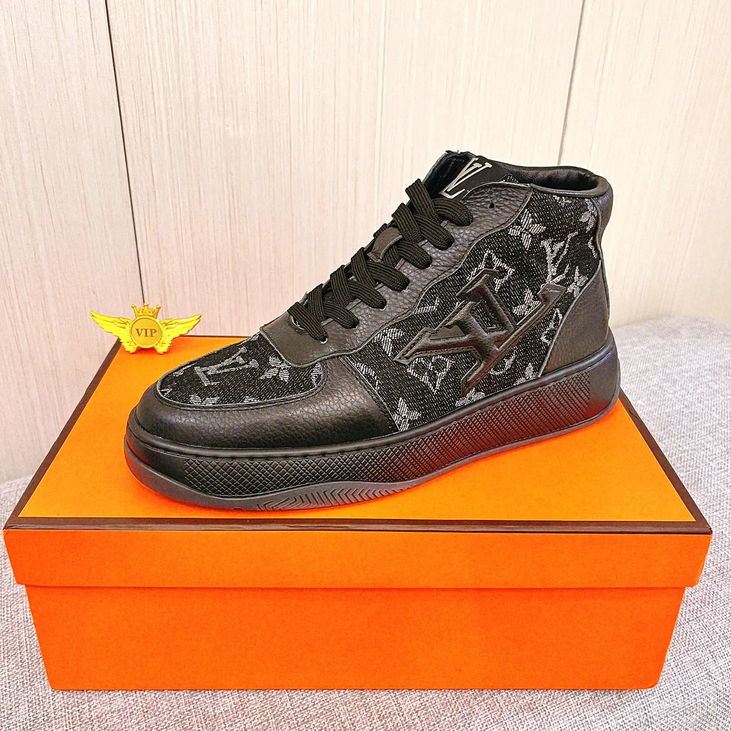 Men's shoes💰 460💰[LV]🔥Louis Vuitton, high-end men's shoes brand, official website 1:1 latest masterpiece: the upper is made of Italian imported first-layer cowhide with a comfortable and breathable lining➕original non-slip and wear-resistant outsole🔥, making walking more convenient and comfortable! An exclusive new model, a stunning work, a beautiful 1:1 replica [color] compared to the official quality! Create a fashionable personality to set off your uniqueness! A must-have for trendy men! Classic🔥Size: 38-44 Color: 🔥Multiple colors available🔥